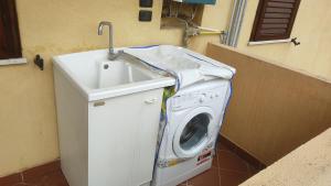 雷焦卡拉布里亚Feudo 62的浴室内配有洗衣机和水槽。