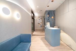 瓦伦西亚爱卡塔酒店的大楼内带蓝色长椅的走廊