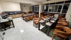 班加罗尔Hotel Banyan Tree Yeshwanthpur的餐厅内带桌椅的用餐室