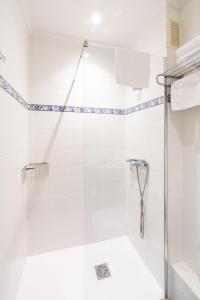 瓦伦西亚爱卡塔酒店的带淋浴的浴室和玻璃门