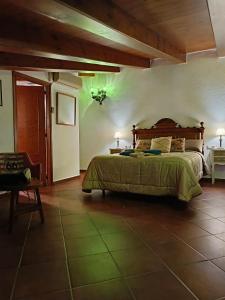 佩拉托拉达Turismo Rural Calaliu的一间卧室,卧室内配有一张大床