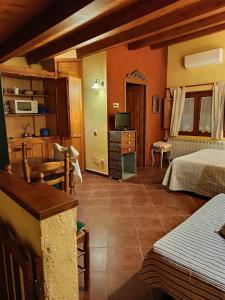 佩拉托拉达Turismo Rural Calaliu的一间卧室配有两张床和一台电视。