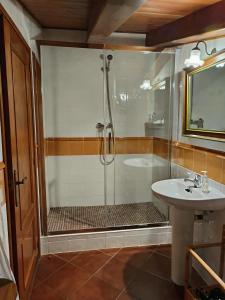 佩拉托拉达Turismo Rural Calaliu的带淋浴和盥洗盆的浴室