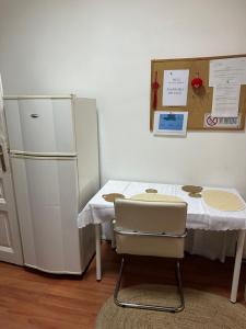 贝尔格莱德Mili Host的厨房配有冰箱、桌子和椅子