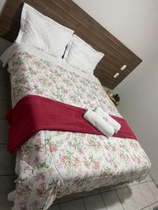 普鲁登特总统城Itaverá Master Hotel的一张带花卉图案的床铺和枕头