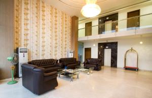 商沙巴Rainbow International Hotel Airport Zone Shamshabad的大厅,在大楼里配有沙发和桌子