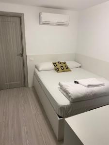 布加勒斯特Small Central Bucharest Old Town Studios的小房间设有两张床和一扇门