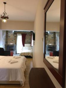 哈尼亚Tasia Mountain Hotel的酒店客房,设有两张床和镜子