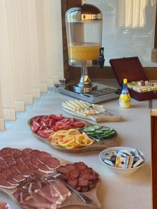 KisharsányBocor Fogadó的餐桌,餐桌上放有食物盘子和食品加工器