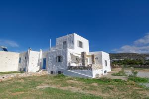 阿吉亚艾里尼帕罗Empiria House - Agia Irini - Paros的山顶上的白色房子