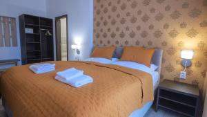 普雷绍夫Premium City Centre Bedrooms的一间卧室配有一张大床和毛巾