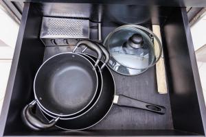 坎帕拉Greenwoods Apartments的盒子里的煎锅和镜子