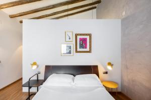 图德拉Hostal Pichorradicas的一间卧室配有一张大床和两张桌子