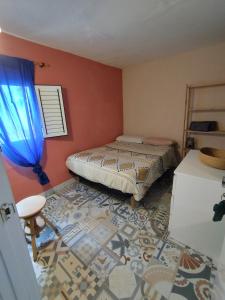 马斯帕洛马斯Casa Mamre的一间小卧室,配有一张床和地板