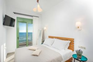 阿彻奇洛斯EGLI LUXURY APARTMENTS的一间卧室设有一张床,享有海景