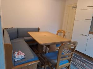 格蒙登TheGarden Bed&Bike的厨房配有桌子、沙发、桌子和椅子