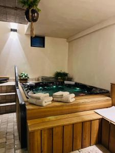 桑甘恩蒙朗特Suite & SPA à La Ferme 1802的按摩浴缸,上面有毛巾