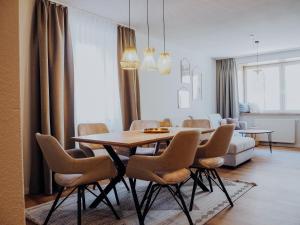 萨尔茨堡Levy's Rooms & Breakfast的一间带桌椅的用餐室