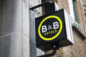 布鲁塞尔B&B HOTEL Brussels Centre Louise的大楼一侧酒店标志