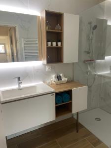 圣马克西姆La Palmeraie 2 chambres的白色的浴室设有水槽和镜子