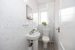 威森肖Airstays Apartment的白色的浴室设有卫生间和水槽。