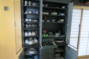 KitsukiGuesthouse ONE WORLD的储藏室里装满了许多碗碟