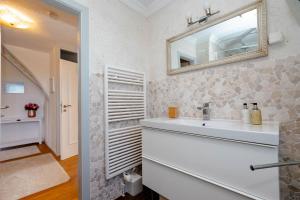 提努姆Ferienhaus Sprotte的一间带水槽和镜子的浴室