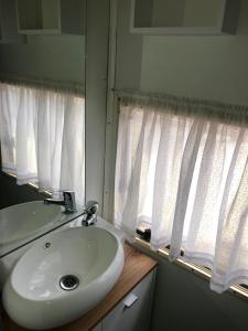 卡瓦利诺Caravan Cavallino - Valentini in Campeggio Union Lido的浴室设有白色水槽和镜子