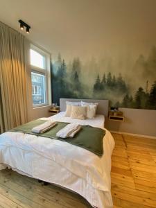 根特Maison d’Arnaud的一间卧室配有一张壁画床