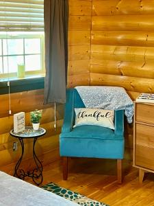阿拉莫萨The Gratitude Homestay的一间设有蓝色椅子和一张桌子的房间