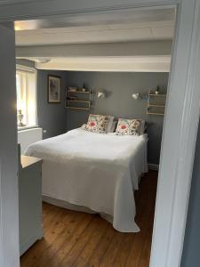 MjöhultTrennegården B&B的卧室配有白色的床和2个枕头
