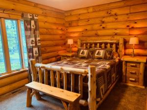 SigelThe Forest Edge Cabin的小木屋内一间卧室,配有一张床