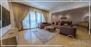 开罗classy doublex apartments in cairo的客厅配有沙发和桌子