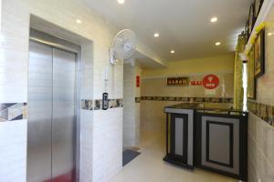 钦奈Hotel Saibala Inn的带淋浴的浴室和玻璃门