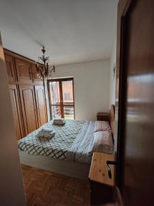 MasarèCiasa de Carla的一间卧室配有一张床和一张木桌