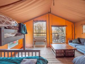 GartmoreCobleland Campsite的客房设有床、沙发和桌子。