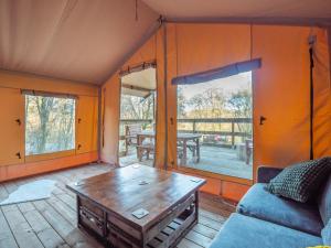 GartmoreCobleland Campsite的客厅配有沙发和桌子