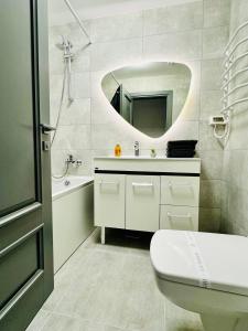 苏恰瓦Altheda Living Avanera 9B-144的浴室配有盥洗池、卫生间和镜子。