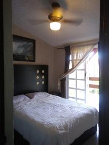 BEAUTIFUL HOME FULLY FURNISHED, READY TO RELAX AND 5 MINUTES FROM THE BEACH!!客房内的一张或多张床位