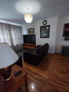 爱丁堡Edinburgh Villa 3 bed Rooms House in Edinburgh - Private parking的带沙发和平面电视的客厅