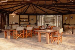 ChungaKasabushi Camp的用餐室配有木桌和椅子