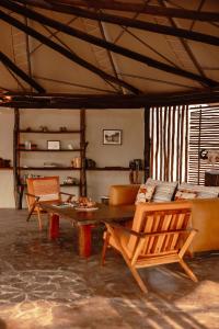 ChungaKasabushi Camp的客厅配有沙发和桌椅