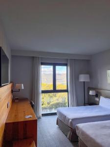 塞瓦Montanyà的酒店客房设有两张床和大窗户。