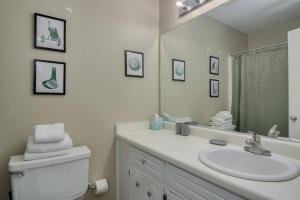 奥古斯塔Golden Oasis: Luxurious 3-BR Home w/ Fun Galore!的白色的浴室设有水槽和镜子