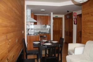 圣伊西德罗Alojamiento 3Mara的一间带桌子的用餐室和一间厨房