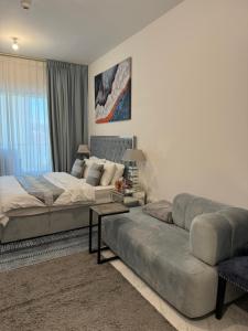 Beautiful Cozy Studio (Masdar City)的休息区