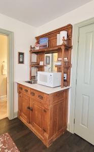 卡莱尔Pheasant Field Bed and Breakfast的厨房配有水槽和台面上的微波炉