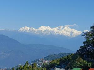 大吉岭PEARL HOMESTAY DARJEELING的享有山脉和雪覆盖山脉的美景