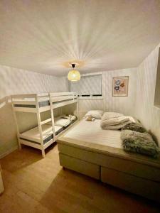 比伦德5 minute walk to LEGO House - 50m2 apartment with garden / A unit的一间卧室配有一张床和一张双层床。