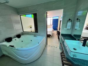 派帕卡巴纳斯圣卡耶塔诺酒店的带浴缸和盥洗盆的大浴室